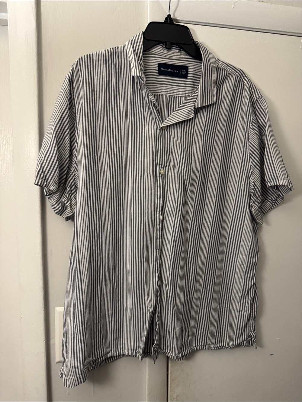 Club Room Short-Sleeve Vertical Stripe Button-Up Shirt in Navy and White